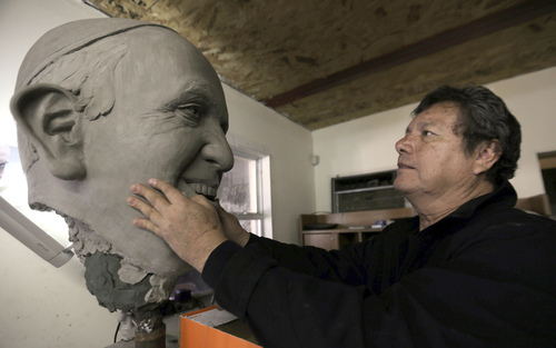 هنرمند مکزیکی در حال درست کردن مجسمه پاپ فرانسیس دو هفته مانده به سفر 5 روزه پاپ به این کشور