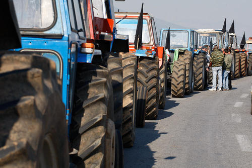 کشاورزان یونانی در یک اعتصاب اعتراضی با تراکتورهایشان مسیر فرودگاه بین المللی شهر آتن را بسته اند