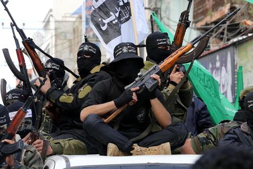 رژه گردان نظامی مجاهدین در غزه در مراسم تشییع پیکر یکی از رهبران حماس