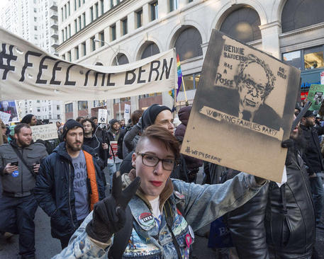 تظاهرات حامیان برنی سندرز یکی از نامزدهای دموکرات انتخابات ریاست جمهوری آمریکا در نیویورک