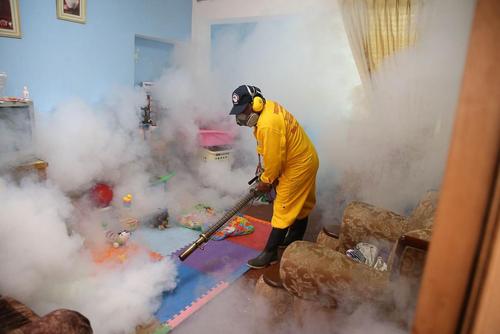 ضد عفونی کردن خانه یکی از مبتلایان ویروس زیکا در شهر لیما پرو