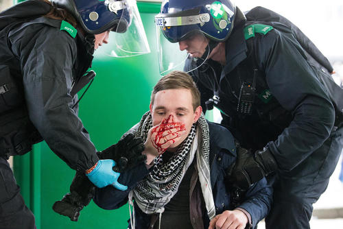 ضرب و شتم یکی از فعالان ضد فاشیست در حاشیه گردهمایی فاشیست ها در کنت بریتانیا