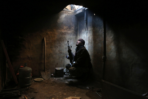 یکی از نیروهای مسلح مخالف حکومت سوریه در یک کمینگاه در منطقه اربین در حومه دمشق 