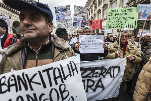 تظاهرات شهروندان ایتالیایی علیه تصمیم دولت این کشور برای کمک به چهار بانک ورشکسته – رم