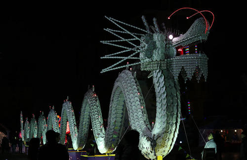 اژدهای 50 متری ساخته شده از کاسه و بشقاب به مناسبت جشن سال نو چینی – شهر نانتونگ چین