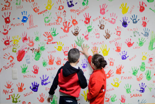 اثر دست کودکان پناهجو روی دیواری در اردوگاه پناهجویان در هامِلن آلمان