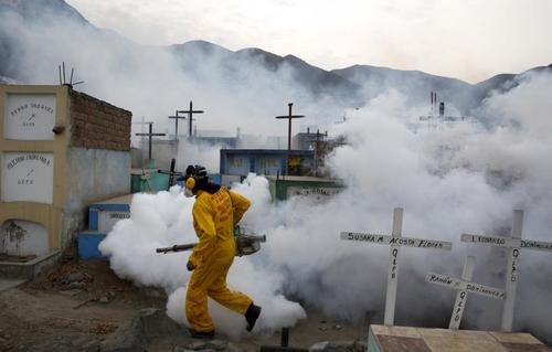 ضد عفونی کردن اماکن برای مقابله با ویروس زیکا در شهر لیما پرو