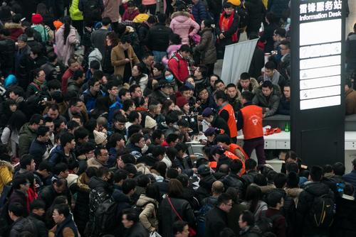 ازدحام در ایستگاه راه آهن شهر هانگژو چین به دلیل افزایش سفرها به مناسبت تعطیلات سال نو چینی