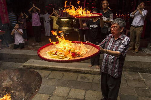 آیین های جشن سال نو چینی در معبدی در جاوه اندونزی