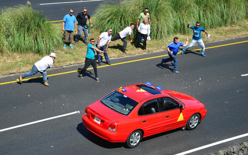پرتاب تخم مرغ از سوی رانندگان تاکسی اعتصاب کننده در شهر سن خوزه کاستاریکا به خودروی همکارانی که در اعتصاب شرکت نکرده اند