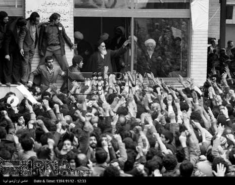 14 بهمن 1357/ دیدار مردم با امام خمینی در مدرسه علوی (عکس)