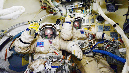 دو فضا نورد روسی پس از راهپیمایی فضایی و در ایستگاه فضایی بین المللی