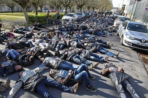 کشاورزان فرانسوی در جریان تجمع اعتراضی و در حالت مرگ نمادین – جنوب فرانسه
