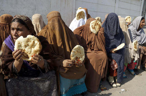 تظاهرات زنان کارگر پاکستانی برای احقاق حقوق شان در مقابل ساختمان انجمن صنفی روزنامه نگاران در پیشاور