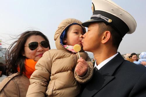 پدر و دختر چینی پس از بازگشت پدر از یک ماموریت دریایی 1 ساله در آب های سومالی