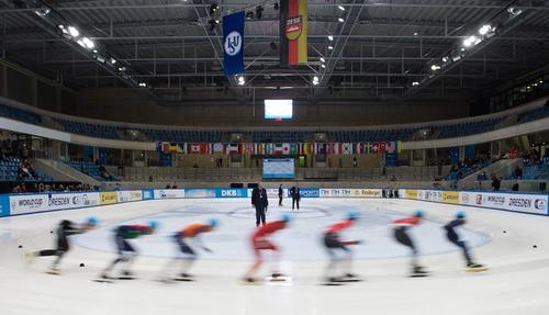 جلسه تمرینی ورزشکاران در وزرشگاهی در درسدن آلمان پیش از برگزاری جام جهانی اسکیت روی یخ