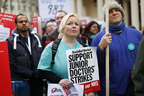 اعتراض پزشکان و کارکنان سرویس سلامت عمومی بریتانیا به قراردادهای کاری پیشنهادی جدید دولت – لندن