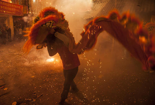 جشن آغاز سال نو چینی در کلکته هند و معبدی در سنگاپور