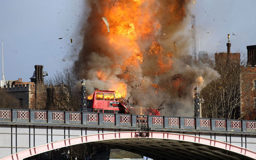 آتش زدن یک اتوبوس = در جریان فیلمبرداری فیلم جدید جکی چان با عنوان 