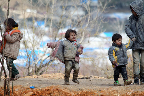 کودکان سوری آواره در مرز با ترکیه و در انتظار ورود به خاک ترکیه