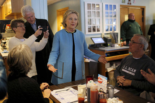 هیلاری کلینتون نامزد انتخابات ریاست جمهوری آمریکا به همراه همسرش در رستورانی در شهر منچستر ایالت نیو همپشایر