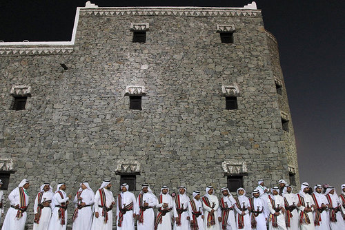 مردان سعودی در صف رقص سنتی در مراسم افتتاحیه جشنواره سنتی جنادریه در حومه ریاض