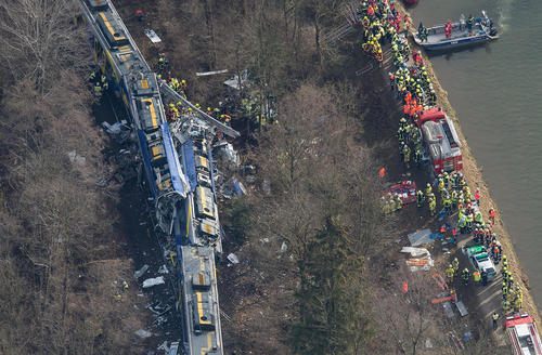 سانحه تصادف قطار در باواریا آلمان. در این حادثه دستکم 10 نفر کشته و بیش از 150 نفر زخمی شدند