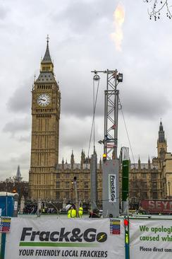 اعتراض فعالان صلح سبز در انگلیس به برنامه دولت برای استخراج میادین نفتی با کار گذاشتن یک دکل 10 متری حفاری در مقابل ساختمان مجلس عوام بریتانیا در وست مینستر لندن
