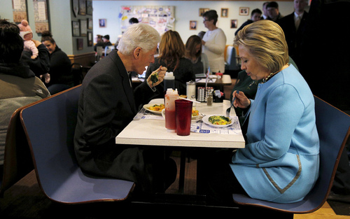 صرف صبحانه زوج کلینتون در رستورانی در شهر منچستر ایالت نیوهمپشایر آمریکا