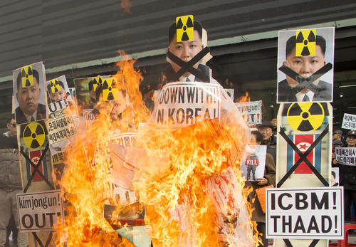 سوزاندن پوستر های کیم جونگ اون رهبر کره شمالی در جریان یک تظاهرات اعتراض آمیز به سیاست های پیونگ یانگ در شهر سئول 