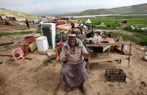 مرد فلسطینی در کنار اثاثیه خانه اش .خانه این مرد در روستای توباس در کرانه غربی به دست سربازان اسراییلی تخریب شده است 