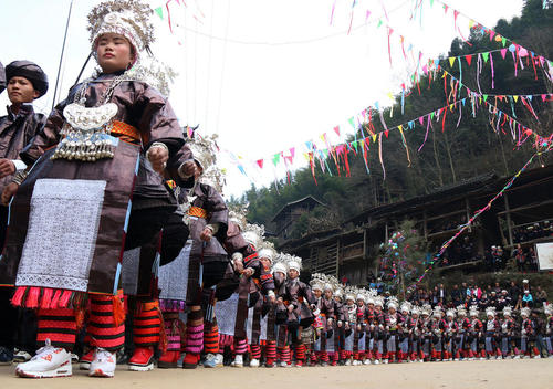 رقص دسته جمعی اقلیت قومی میائو چین به مناسبت جشن سال نو چینی