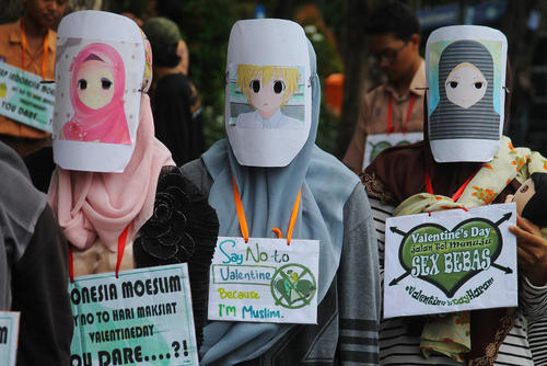 تظاهرات گروهی از دانشجویان دختر مسلمان اندونزیایی در اعتراض به ترویج رسم ولنتاین در این کشور – سورابایا