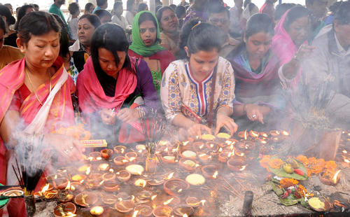 روشن کردن شمع از سوی زائران معبدی در گواهاتی هند