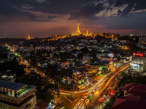 نمایی از معبد شوِداگون در میانمار