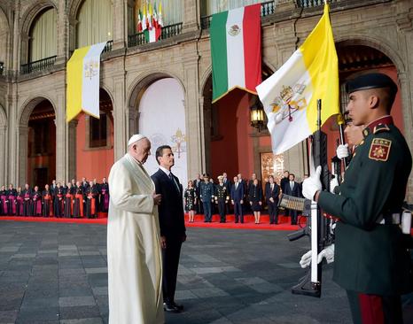 استقبال رسمی رییس جمهور مکزیک از پاپ فرانسیس در کاخ ریاست جمهوری در مکزیکوسیتی