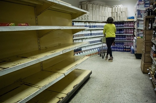 خالی بودن قفسه های فروشگاه ها در شهر کاراکاس ونزوئلا