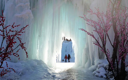 بازدید توریست ها از آبشاری یخزده – چین