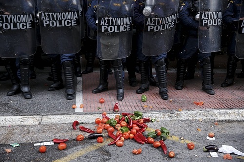پرتاب محصولات کشاورزی از سوی کشاورزان اعتصاب کننده یونانی به صف پلیس ضد شورش در مقابل ساختمان وزارت کشاورزی در شهر آتن