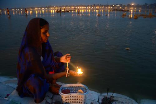 زن هندو در کنار رود سنگام و در حال روشن کردن شمع – الله آباد هند