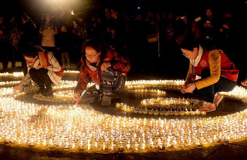 روشن کردن شمع به مناسبت سال نو چینی در معبد شهر شیان چین