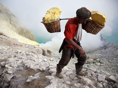 کارکنان معدن گوگرد در جاوه اندونزی