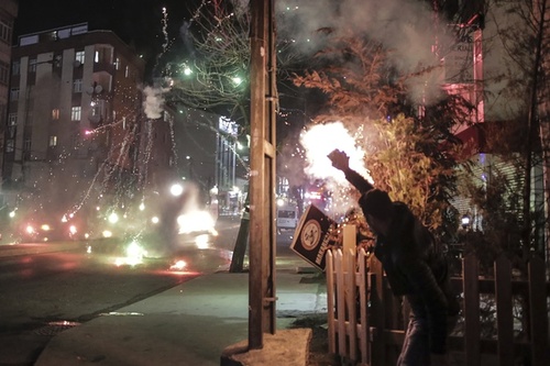 تظاهرات و ناآرامی در استانبول در مخالفت با حملات ارتش ترکیه به مواضع کردها در شرق این کشور