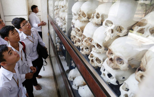 بازدید دانش آموزان از نمایشگاه جنایت های جنگی خمرهای سرخ در کامبوج