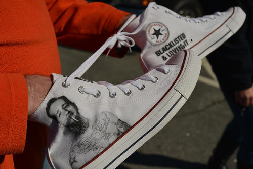 یکی از حامیان تد کروز نامزد جمهوریخواه انتخابات ریاست جمهوری آمریکا تصویر او را روی یک کفش اسنیکرز حک کرده است تا به او بدهد- کارولینای جنوبی