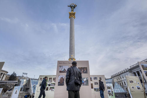 برگزاری دومین سالگرد ناآرامی های اوکراین که منجر به خلع ویکتور یانوکویچ رییس جمهور سابق این کشور از قدرت شد – میدان مرکزی شهر کی یف