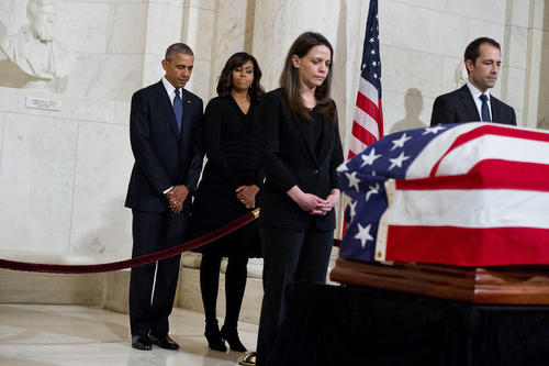 باراک اوباما و همسرش در مراسم تشییع قاضی اسکالیا یکی از 9 قاضی ارشد دادگاه عالی آمریکا – واشنگتن