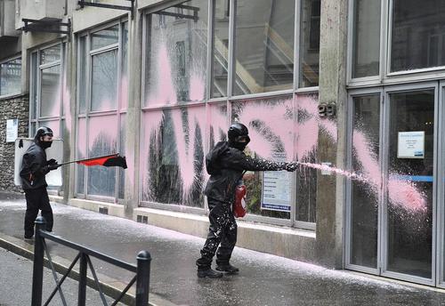 پاشیدن رنگ صورتی روی بانک ها و ادارات دولتی از سوی معترضان در شهر نانت فرانسه به تمدید دوباره حالت فوق العاده پس از حملات تروریستی ماه نوامبر به پاریس