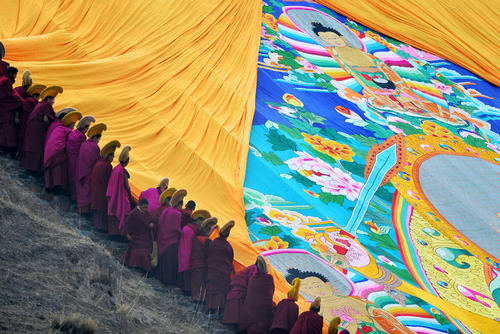 رونمایی آیینی از پارچه بزرگ نقاشی بودا از سوی بوداییان در چین 