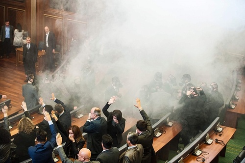انداختن گاز اشک آور از سوی نمایندگان احزاب مخالف در کوزوو برای جلوگیری از تشکیل جلسه پارلمان 